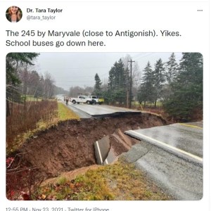 塔拉·泰勒医生的推特说马里维尔245号公路靠近安提戈尼什。呵。校车在那边。这张照片显示的是245号高速公路的一段已经被雨水冲毁。卡车停在附近。