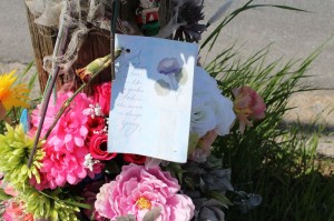 在普莱森特街的一座纪念碑旁，挂着一张母亲节卡片。