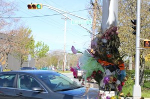 位于蓟街及域多利道的路边纪念碑。