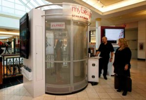 2010年，《费城问询报》时尚作家伊丽莎白·威灵顿在普鲁士国王购物中心与Unique Solutions的首席技术官鲍勃·库特尼克和首席执行官塔尼娅·肖一起使用Mybestfit扫描仪。2013年初，这个售货亭被移出了商场。照片:philly.com
