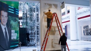 加拿大广播公司(CBC)多伦多办公室的工作人员撤下了一幅盖恩·戈麦斯(Jian Ghomeshi)的巨幅照片。照片:CBC