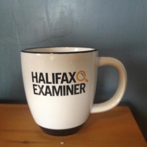 你可以用这个杯子喝早晨的咖啡。