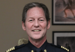 消防队长道格·特鲁斯勒