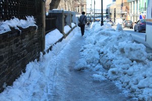 上个月在市政厅外的冰冻人行道。照片：Halifax审查员