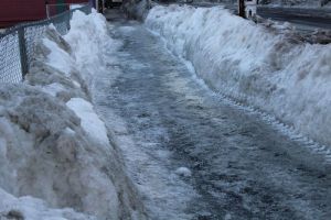 哥廷根街的人行道，像哈利法克斯的大多数人行道一样，被冰覆盖着。