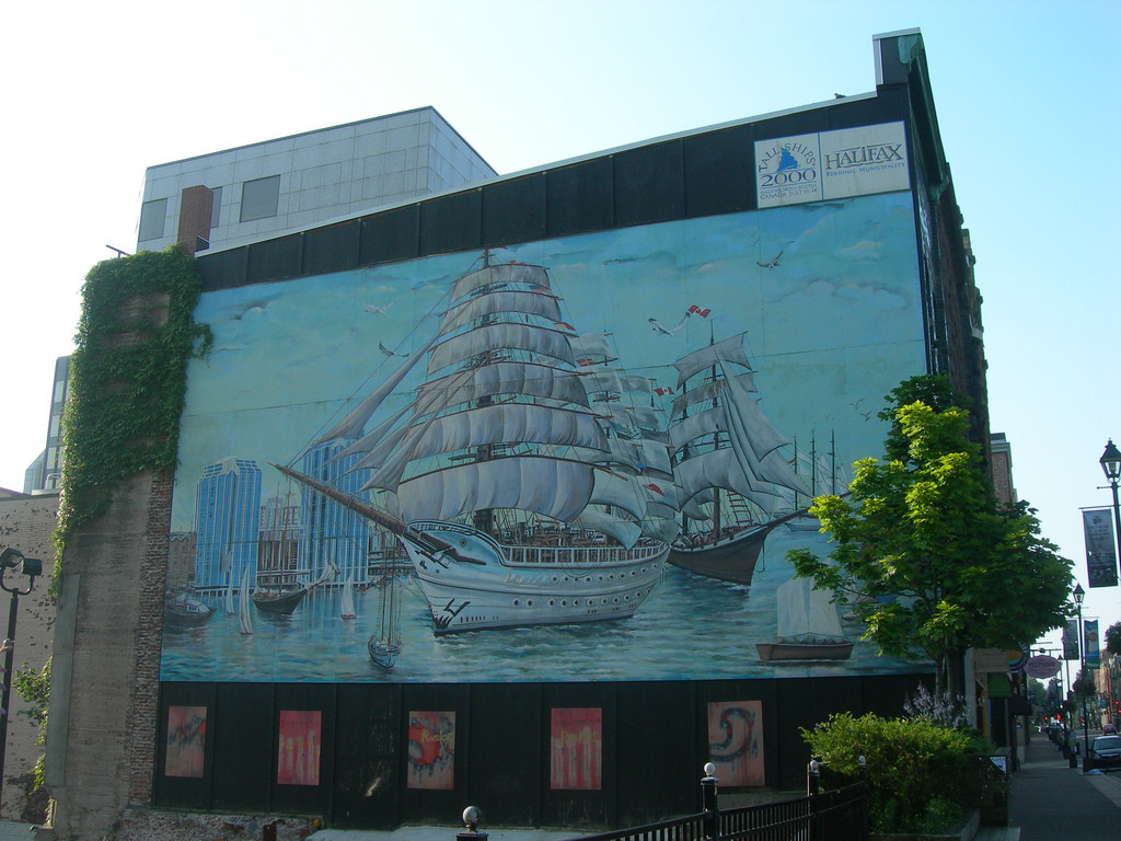 由Zeqirja Rexhepi绘制的高船壁画的照片。由Jimmy Emerson拍摄，来自Flickr。