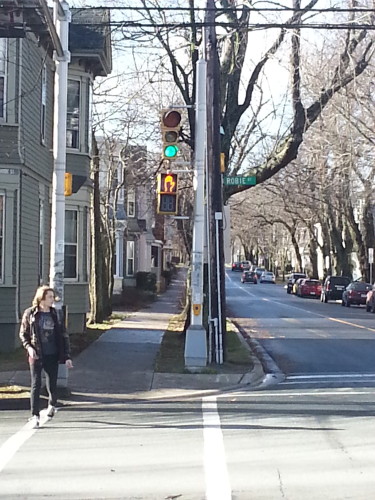 一个行人在罗比街横穿马路。一旦新法律公布，这一违法行为的罚款将从180美元增加到697.5美元。