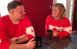 动作演员斯科特·沃尼卡和他的妻子。照片:CBC