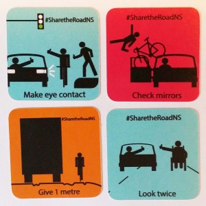 作为“竖起大拇指”活动的一部分，这些贴纸鼓励人们进行眼神交流，检查镜子，与自行车保持1米的距离，并看两次。