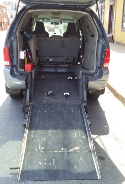 梅拉蒂的无障碍货车从后方装载。这种面包车的价格是传统出租车的4-5倍，这就是为什么waymason要求一份报告，研究如何帮助购买它们。