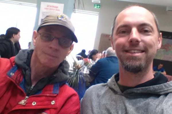 Terry Wilson和Matt Spurway，如在在线筹款活动中的过境通行证。