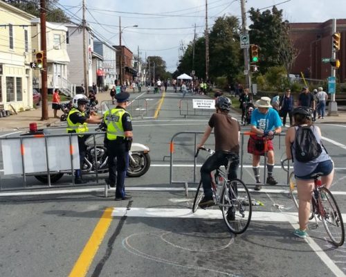 2014年，在受Switch Halifax影响的一个十字路口，额外值班的警察在巡逻。