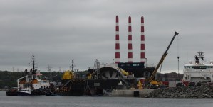 远处的哈利法克斯港，塔夫茨湾红白相间的发电厂烟囱耸立着。