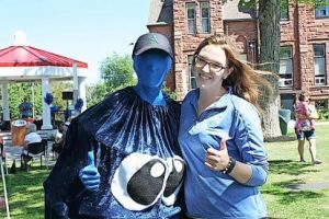 一对浆果爱好者为Amherst的一年一度的蓝莓节。