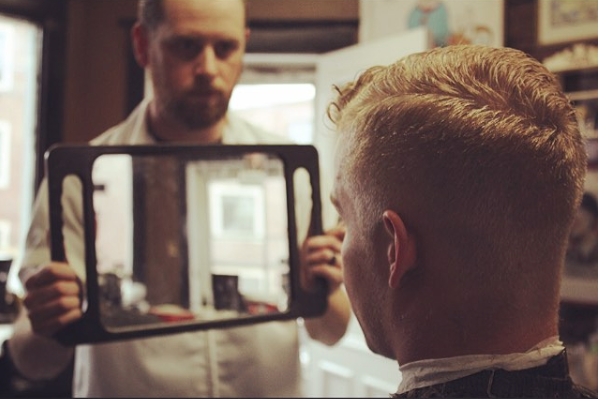 通过Instagram上的@sailorbupsbarbershop