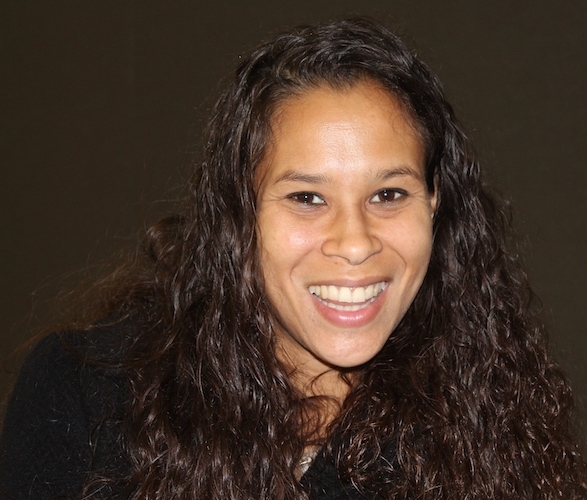 微笑的黑人妇女与齐肩卷发。