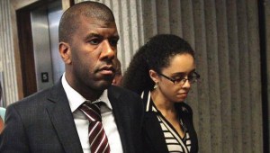 一男一女在去法庭的路上