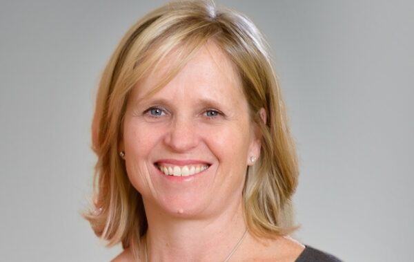 一个有长度金色头发的女人为相机微笑