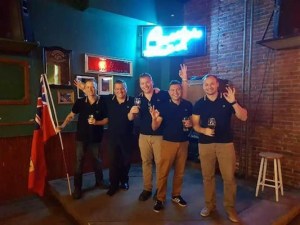 一群自称骄傲男孩的男人的照片