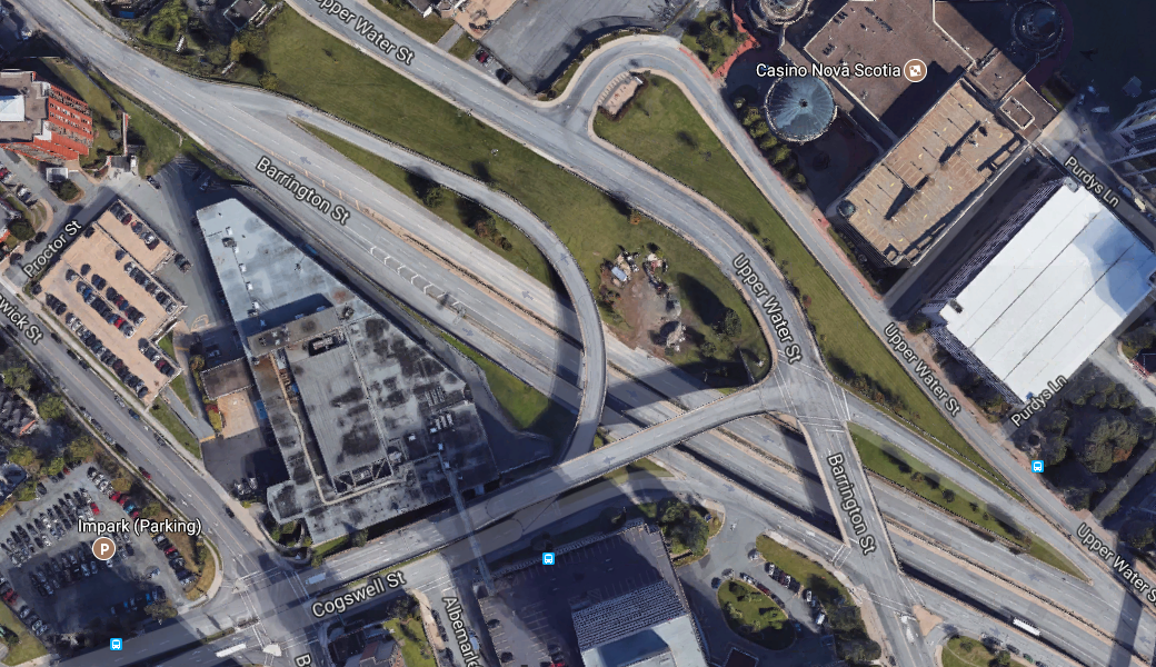 一个混乱的高速公路立交的卫星照片。