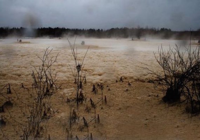 北浆船港处理设施曝气池中冒出的黑烟和蒸汽，在2002年总理约翰·哈姆(John Hamm)延长租约使用时，该设施没有按照承诺关闭，并一直使用到2020年1月。图片由Dave Gunning提供。