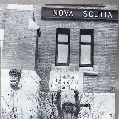 这张照片显示的是在旧的NSCAD大楼外的一个石头人。