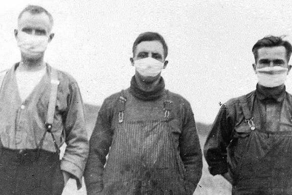 一张三名男子戴面具的照片