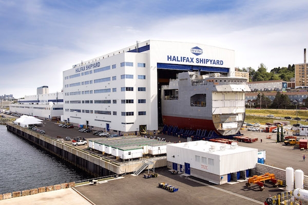 从造船厂出来的一艘未完工的船。