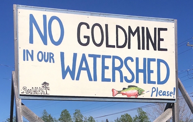 一个写着“请不要在我们的流域开采金矿”的牌子