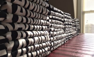 几个栈叠得整整齐齐的哈利法克斯考官hirts lined up in a row on a sunny table