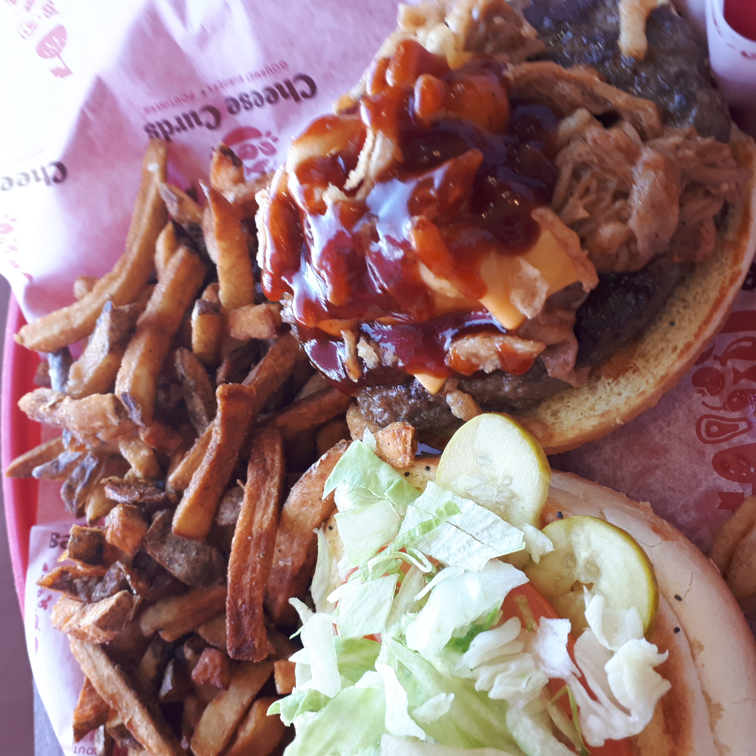 汉堡和薯条的照片。