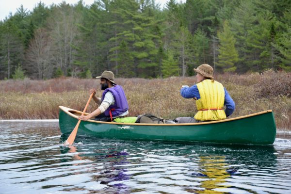 两个人划着独木舟。