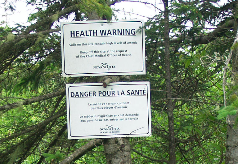 健康警告标志是历史悠久的蒙塔古金矿遗址在达特茅斯警告该地区砷含量高。