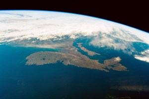 从太空拍摄的地球和新斯科舍省的照片。