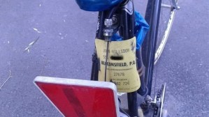 展示魁北克比肯斯菲尔德牌照的自行车。