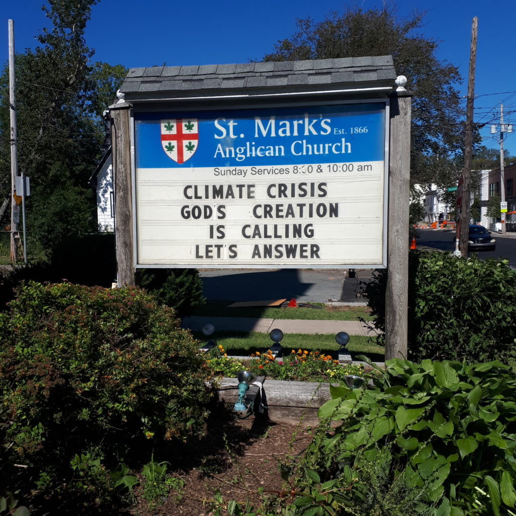 教堂外的标牌上写着:气候危机:上帝的创造物在召唤。让我们回答
