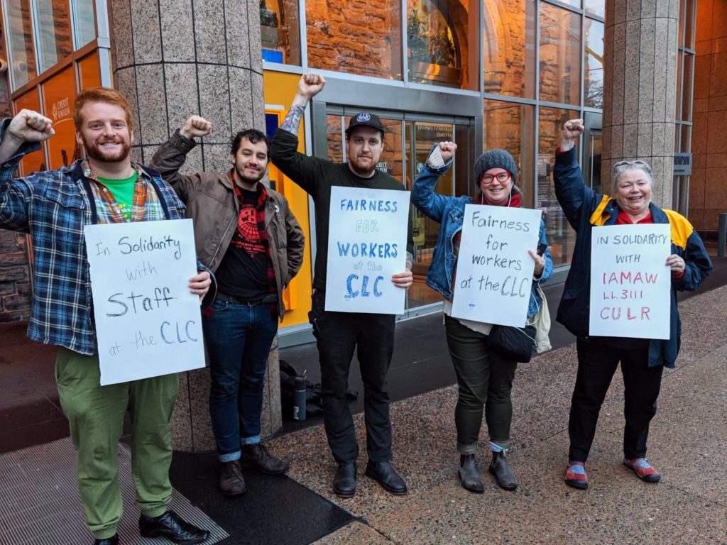加拿大劳工大会哈利法克斯办公室外的团结纠察队