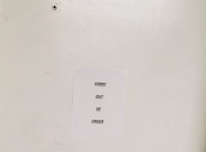 公寓电梯上写着“对不起，故障”