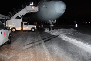 哈利法克斯斯坦菲尔德国际机场，加拿大航空公司的一架飞机停在结冰的跑道上