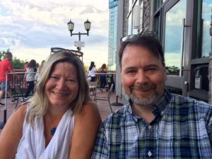 Leslie Mcnab与她的兄弟，克里斯羊羔。