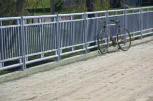 倾斜在桥梁的轨道的自行车。