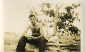 日志的年轻赤裸上身的人