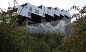 哥本哈根Ørestad区的有吸引力的停车库.Stad，