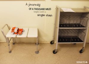 在东海岸法医院里面的一张桌上的橙色鞋子