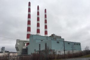 发电站上有三个红白相间的烟囱