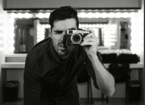 有照相机的人拍在镜子的照片