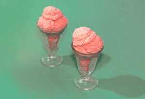 用老式的碗盛冰淇淋