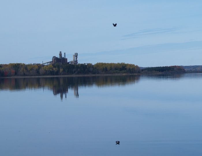 2019年10月，北方纸浆厂关闭期间。这张照片显示的是阿伯克龙比角的磨坊，俯瞰着一片水域。