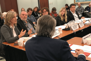 一起坐在会议室桌上的人们