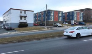 道路，建筑物，汽车。